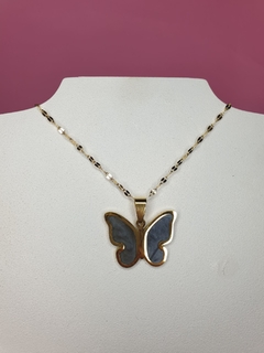 cadena de acero dorado con mariposa en nacar