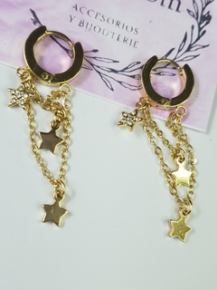 argolla acero dorado con cadenas y dijes de estrellas y strass