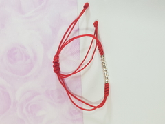 pulsera de hilo rojo tejido con bolitas de ACERO BLANCO