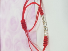 pulsera de hilo rojo tejido con bolitas de ACERO BLANCO - comprar online