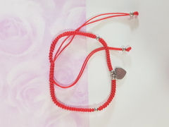 pulsera de hilo rojo tejido con bolitas y dije de ACERO QUIRÚRGICO