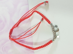 pulsera de hilo rojo tejido con bolitas y dijes de ACERO QUIRÚRGICO