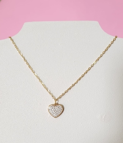 cadena acero dorado con dije de corazón y strass