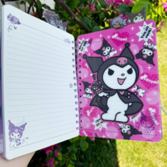 Caderno Kuromi capa holográfica