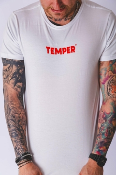 Camisa Temper básica - Branca com estampa em vermelho - comprar online