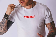 Camisa Temper básica - Branca com estampa em vermelho