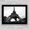 Quadro com pôster preto e branco da torre Eiffel em Paris .