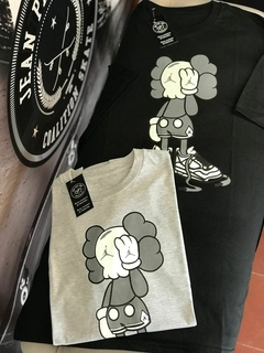 Remera "Kaws"