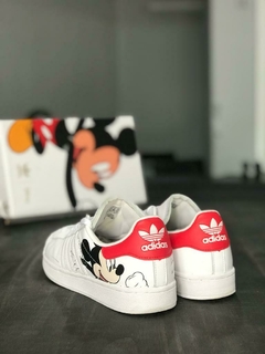 Adidas "Superstar x Mickey Mouse" en internet