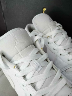 Jordan 1 Low "Triple White" en internet