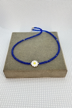 Colar choker cristais azul com margarida em madrepérola.