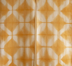 Noren cortina japonesa shibori urucum tingimento natural Fernanda Mascarenhas