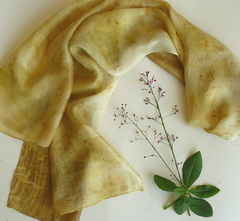 Echarpe de seda folhas e pétalas de rosas, beldroegão e picão-preto tingimento natural Fernanda Mascarenhas