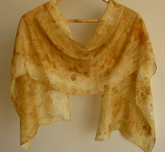 Echarpe de seda eucalipto e algodoeiro-da-praia tingimento natural Fernanda Mascarenhas