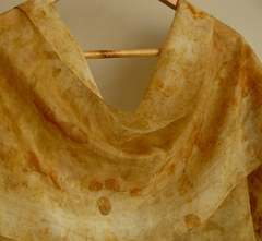 Echarpe de seda eucalipto e algodoeiro-da-praia tingimento natural Fernanda Mascarenhas