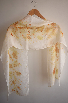 Echarpe de seda folhas de momiji, café e urucum tingimento natural Fernanda Mascarenhas