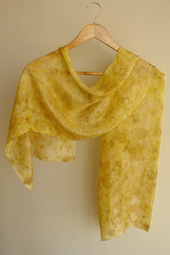 Echarpe de seda em tons verde-dourados folhas e pétalas de rosas, beldroegão e picão-preto tingimento natural Fernanda Mascarenhas