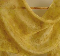 Echarpe de seda em tons verde-dourados folhas e pétalas de rosas, beldroegão e picão-preto tingimento natural Fernanda Mascarenhas