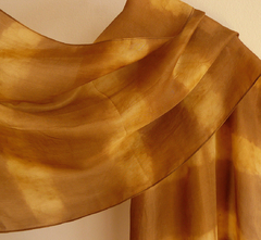 Echarpe de seda marrom-dourado rosas tingimento natural Fernanda Mascarenhas