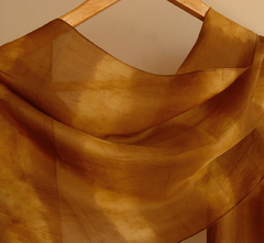 Echarpe de seda marrom-dourado rosas tingimento natural Fernanda Mascarenhas