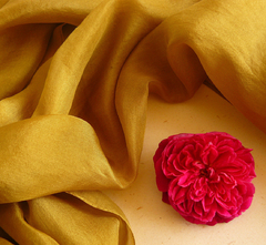 Echarpe de seda dourada lisa rosas tingimento natural Fernanda Mascarenhas