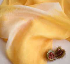 Echarpe de seda laranja shibori urucum tingimento natural Fernanda Mascarenhas