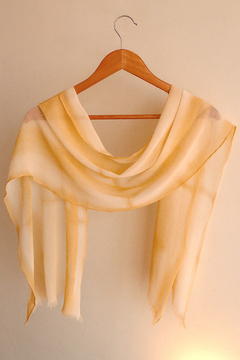 Echarpe de seda chiffon laranja shibori urucum tingimento natural Fernanda Mascarenhas