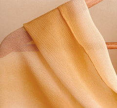 Echarpe de seda chiffon laranja shibori urucum tingimento natural Fernanda Mascarenhas