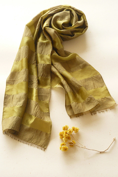 Echarpe de seda vintage verde-musgo macela tingimento natural Fernanda Mascarenhas