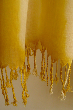 Echarpe de viscose shibori amarela cúrcuma tingimento natural Fernanda Mascarenhas