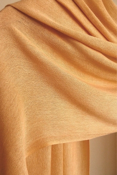 Echarpe de viscose lisa laranja suave urucum tingimento natural Fernanda Mascarenhas