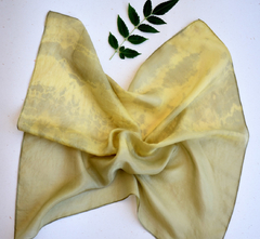 Lenço de seda pequeno verde shibori cinamomo tingimento natural Fernanda Mascarenhas