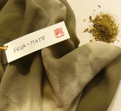 Lenço de seda cinza-esverdeado shibori erva-mate tingimento natural Fernanda Mascarenhas