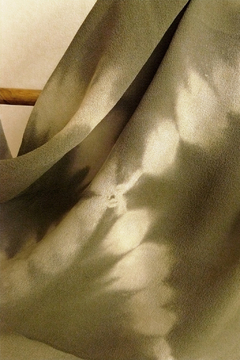 Lenço de seda cinza-esverdeado shibori erva-mate tingimento natural Fernanda Mascarenhas