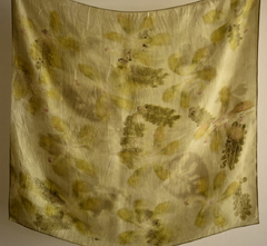 Lenço de seda tons esverdeados flor de paineira e cinamomo tingimento natural Fernanda Mascarenhas