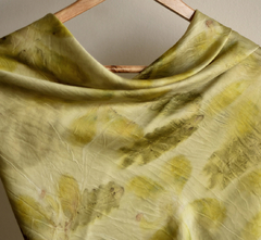 Lenço de seda tons esverdeados flor de paineira e cinamomo tingimento natural Fernanda Mascarenhas