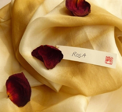 Lenço de seda dourado shibori rosas tingimento natural Fernanda Mascarenhas