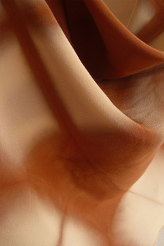 Lenço de seda marrom-avermelhado shibori abacate tingimento natural Fernanda Mascarenhas