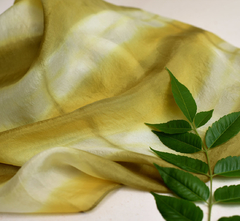 Lenço de seda verde shibori cinamomo tingimento natural Fernanda Mascarenhas