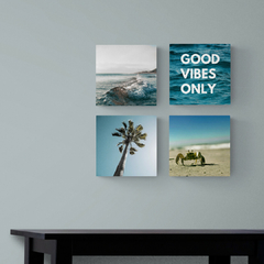 Conjunto de 4 placas quadradas com elementos de praia, palmeira com céu ao fundo, ondas do mar, caranguejo na areia da praia e uma descrição de Good Vibes Only com mar azul ao fundo