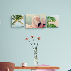 Trio de placas decorativas em parede. Uma fotografia de flamingo, uma palmeira com céu ao fundo e uma palmeira com fundo colorido.