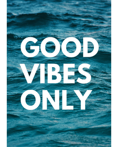 Placa com o dizer good vibes only com oceano azul ao fundo.