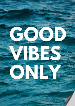 Poster com o dizer good vibes only com oceano azul ao fundo.