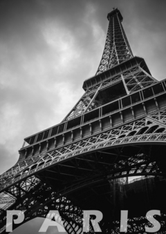 Fotografia da Torre Eiffel vista de baixo em preto e branco com a escrita Paris.