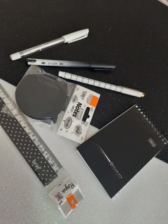 Caixinha Lica Pocket - Edição 05/2023 - BLACK & WHITE - Papelica, Papelaria virtual trazendo soluções brilhantes.