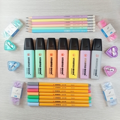 BOX 04 - 7 MARCA TEXTO STABILO BOSS PASTEL + 7 CANETA FINELINER 88 PASTEL + 6 LÁPIS SWANO + 4 APONTADOR + 4 BORRACHA