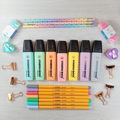 BOX 05 - 07 MARCA TEXTO STABILO BOSS + 7 CANETA 88 PASTEL + 3 LÁPIS RAINBOW + 4 APONTADOR + 2 BORRACHA + 6 BINDER ROSEGOLD