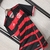 Camisa de futebol do Flamengo com listras vermelhas e pretas, destacando o logo do clube e detalhes em branco.