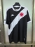 Camisa de futebol do clube Vasco da Gama, predominantemente preta com detalhes em branco e o símbolo do clube em destaque.