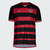 Camisa do Flamengo, com listras horizontais vermelhas e pretas, fabricada pela Adidas.